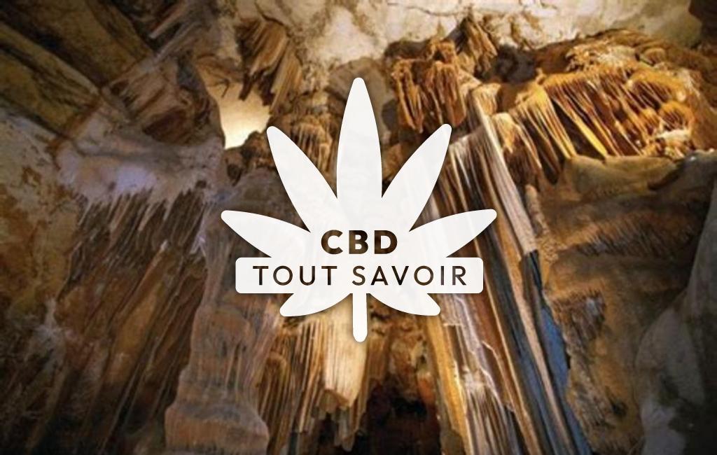 Village à Orgnac-l'Aven avec feuille Cannabis CBD